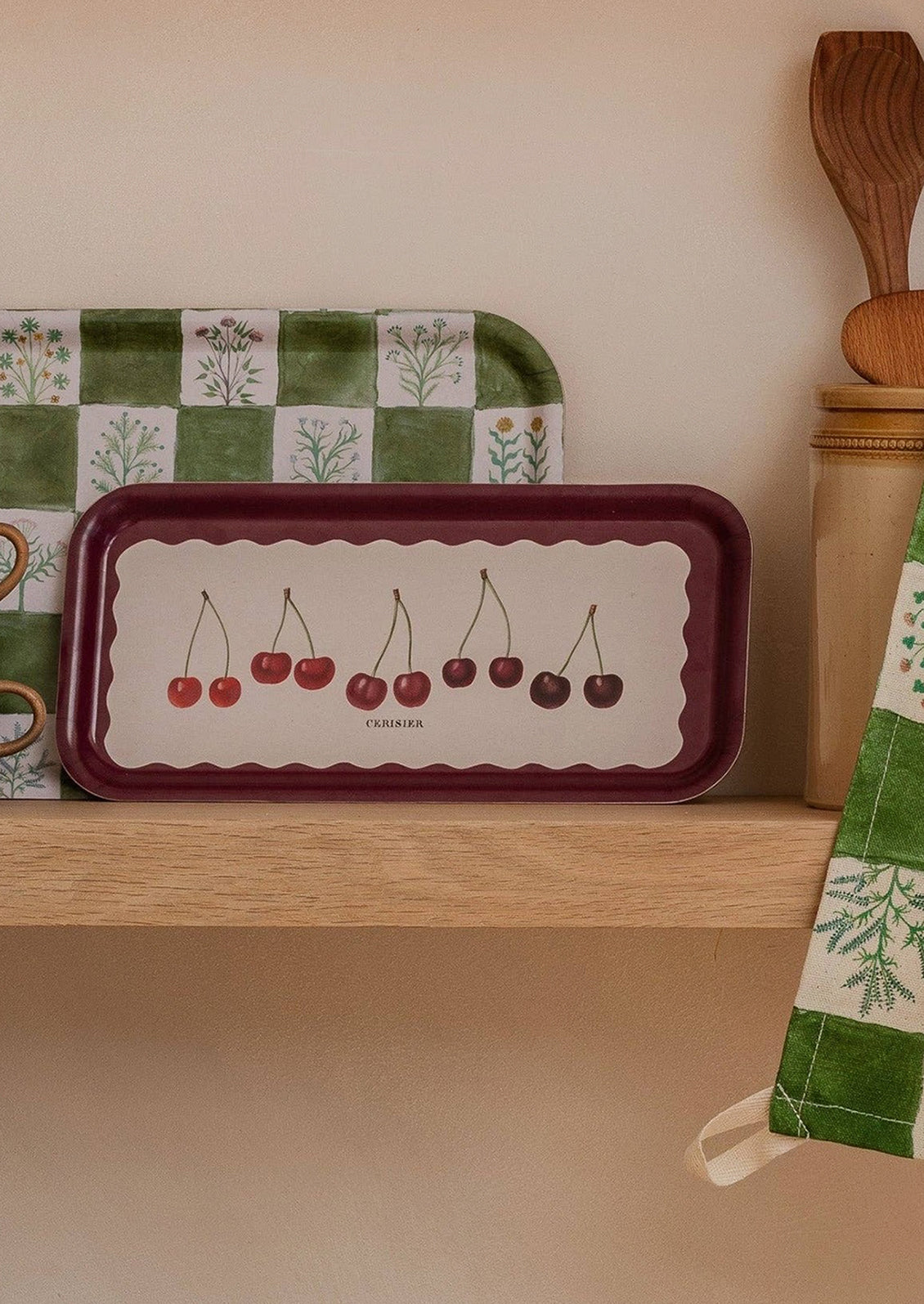 A rectangular laminated birchwood tray with wavy shape and cherry print, text reads "Cerisier".