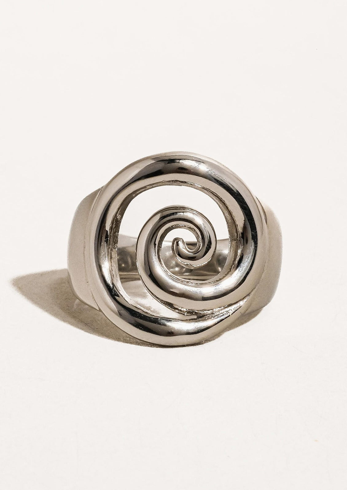 A swirl shaped ring in silver.