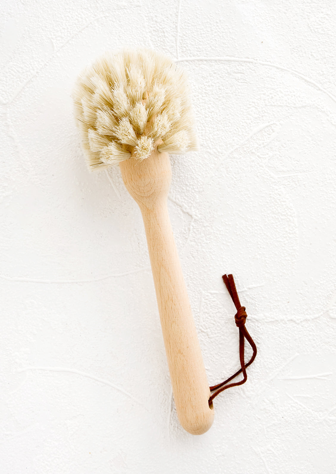 Dish brush with 360° head and beechwood handle with leather tie