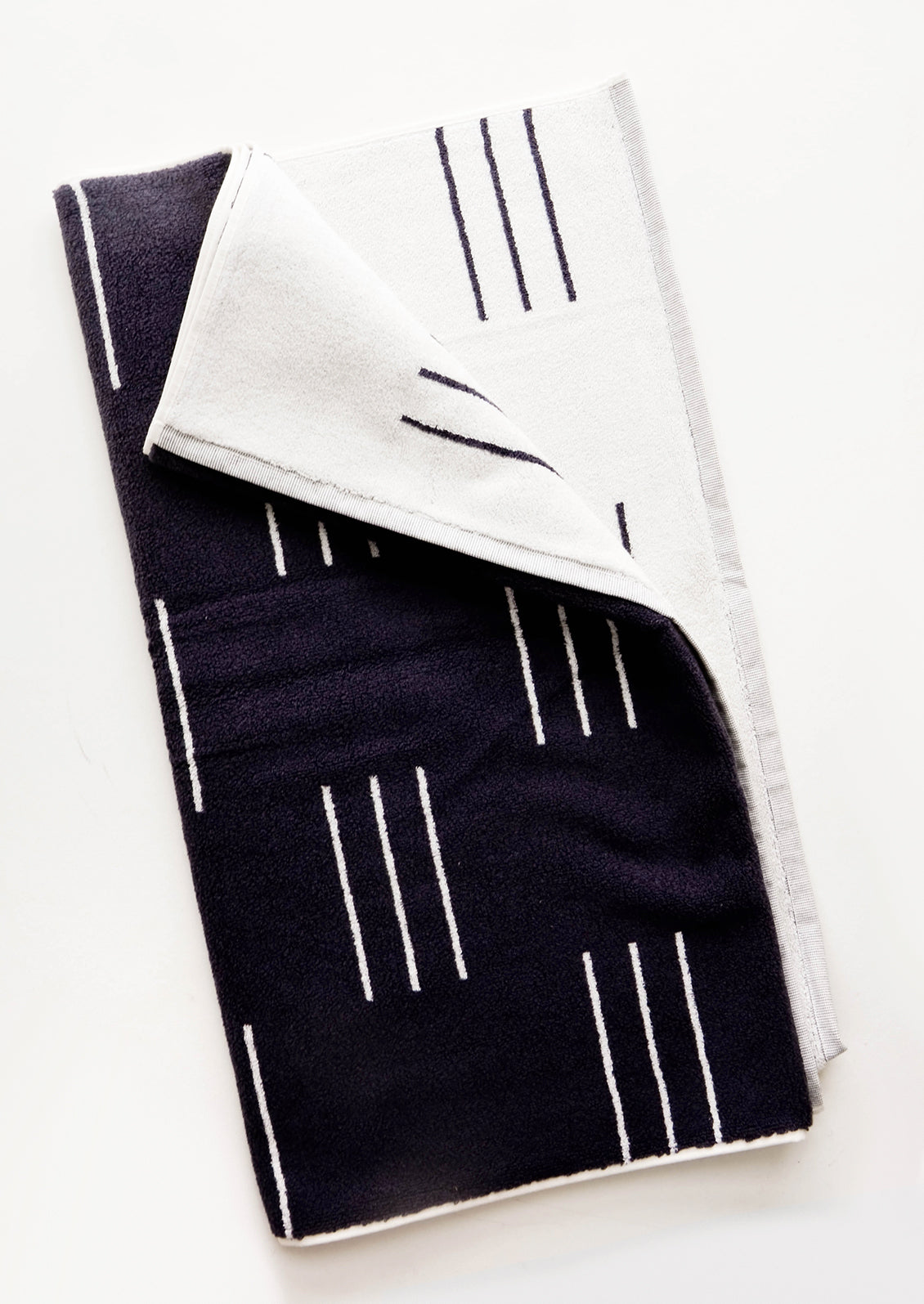 Terrycloth towel in jacquard design, charcoal with white line print