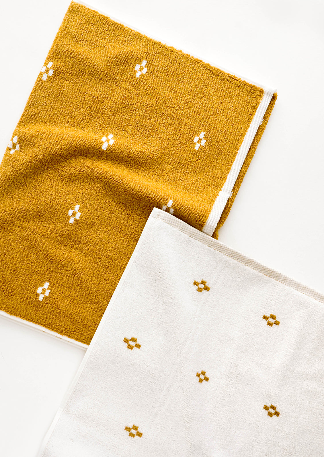 Terrycloth towel set in jacquard design, mustard with geometric print